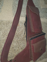 Charger l&#39;image dans la galerie, Sac ventral artisanal en cuir bicolore bordeaux pull-up et marron foncé
