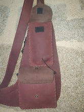 Charger l&#39;image dans la galerie, Sac ventral artisanal en cuir bicolore bordeaux pull-up et marron foncé
