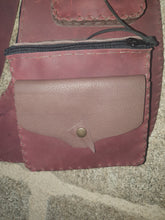 Charger l&#39;image dans la galerie, Sac ventral artisanal en cuir bicolore bordeaux pull-up et marron foncé

