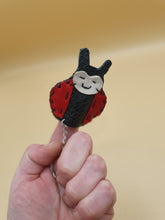 Charger l&#39;image dans la galerie, Marionnette de doigt artisanale coccinelle, porte cle
