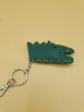 Charger l&#39;image dans la galerie, Marionnette de doigt artisanale crocodile, porte cle
