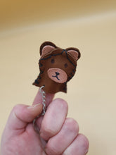 Charger l&#39;image dans la galerie, Marionnette de doigt artisanale, ours, porte cle
