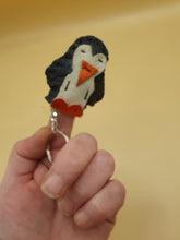 Charger l&#39;image dans la galerie, Marionnette de doigt artisanale, pingoin, porte cle
