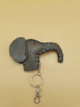 Charger l&#39;image dans la galerie, Marionnette de doigt artisanale, elephant, porte cle
