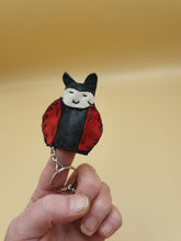 Charger l&#39;image dans la galerie, Marionnette de doigt artisanale coccinelle, porte cle
