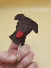 Charger l&#39;image dans la galerie, Marionnette de doigt artisanale, chien, porte cle
