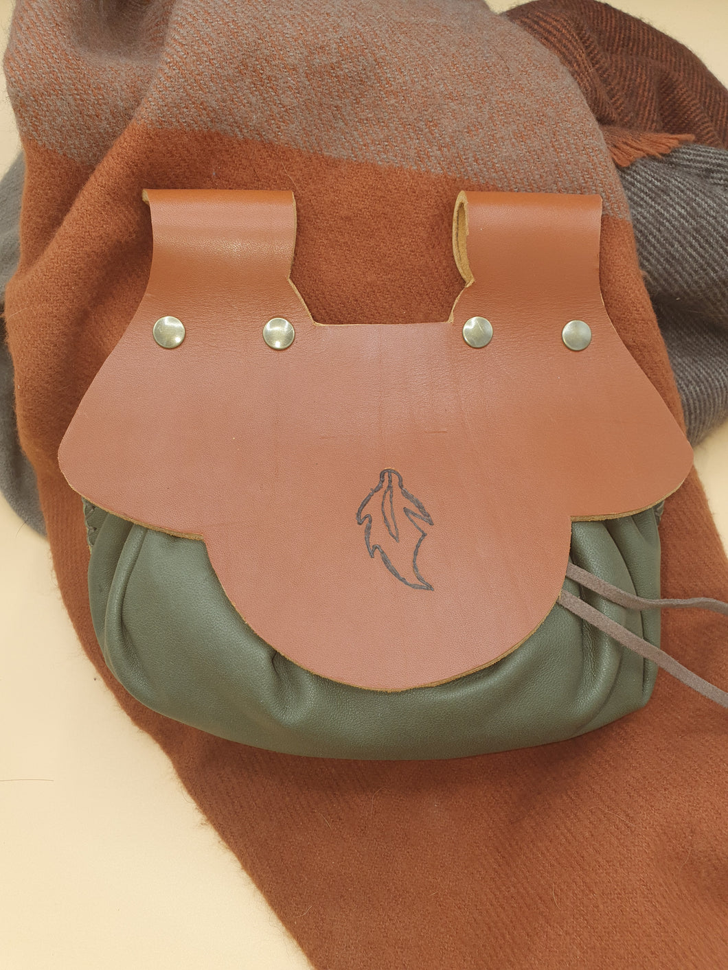Escarselle ou sac bourse de ceinture artisanale en cuir vert et marron, dessin feuille