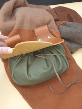 Charger l&#39;image dans la galerie, Escarselle ou sac bourse de ceinture artisanale en cuir vert et marron, dessin feuille
