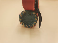 Charger l&#39;image dans la galerie, Trousse petit format en cuir rouge et vert
