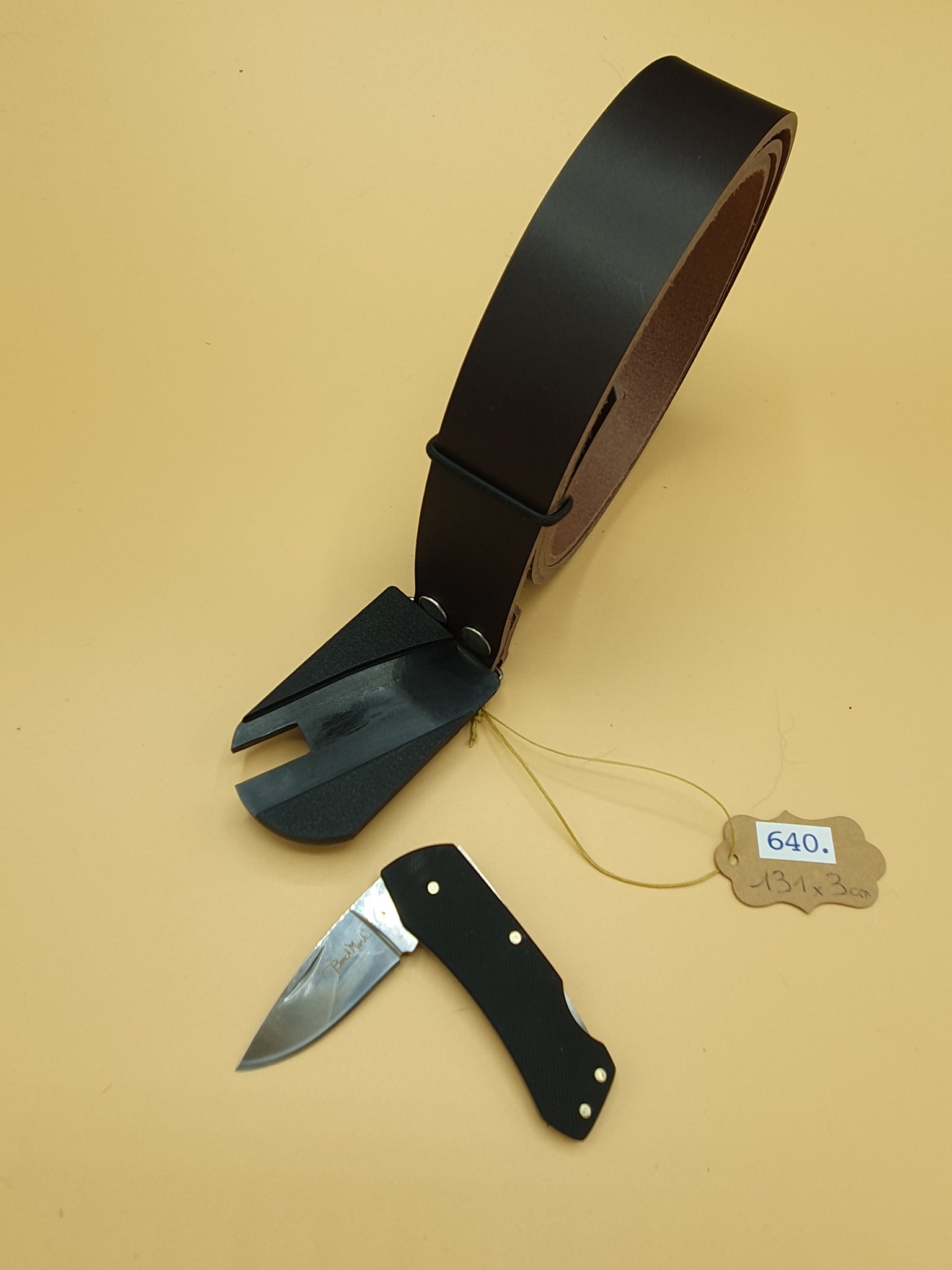 Ceinture artisanale en cuir marron a couteau cache noir