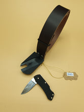 Charger l&#39;image dans la galerie, Ceinture artisanale en cuir marron a couteau cache noir
